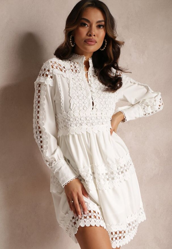 Renee - Biała Koronkowa Sukienka z Ozdobnym Dekoltem Sweeney. Kolor: biały. Materiał: koronka. Długość rękawa: długi rękaw