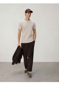 Reserved - Strukturalny t-shirt slim - beżowy. Kolor: beżowy. Materiał: dzianina, bawełna