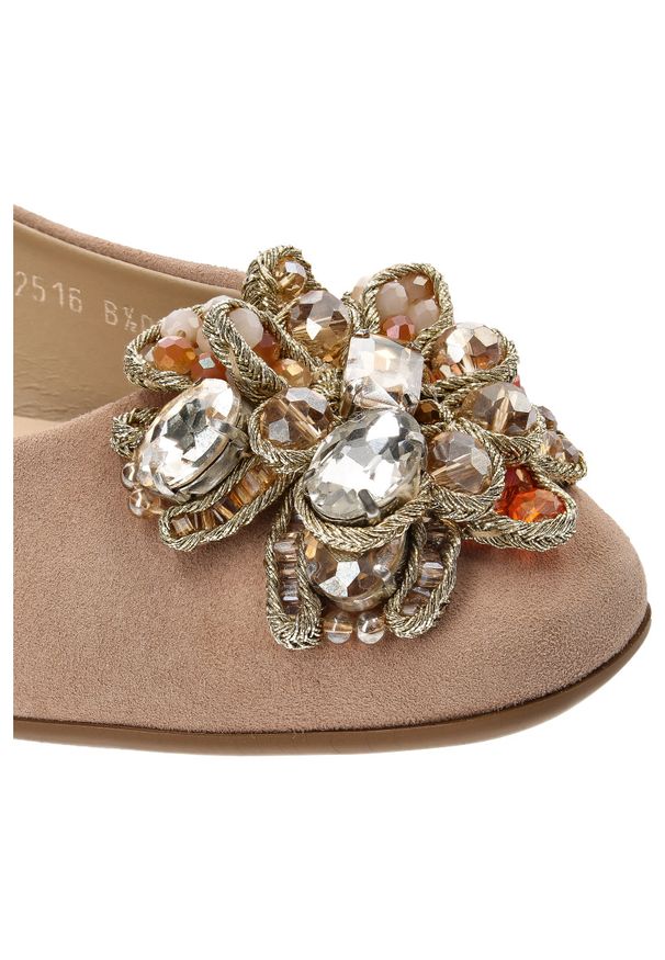 Beżowe Sandały Armodo Eleganckie Obuwie Damskie. Okazja: na wesele, na imprezę, na co dzień, na ślub cywilny. Zapięcie: pasek. Kolor: beżowy. Materiał: skóra, welur. Wzór: aplikacja, paski. Styl: elegancki