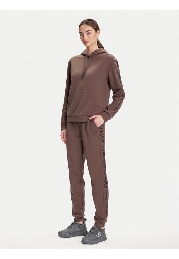 EA7 Emporio Armani Dres 7W000789 AF18880 U6063 Brązowy Regular Fit. Kolor: brązowy. Materiał: syntetyk