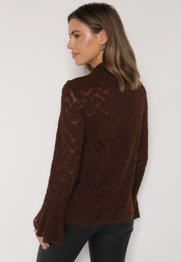 Born2be - Brązowa Koronkowa Bluzka ze Stójką i Rozszerzanymi Rękawami Nefina. Okazja: na co dzień. Typ kołnierza: kołnierzyk stójkowy. Kolor: brązowy. Materiał: koronka. Wzór: aplikacja. Styl: elegancki, klasyczny, casual