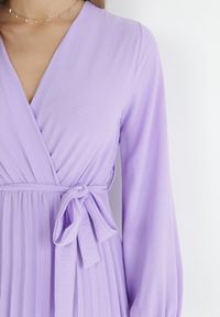 Born2be - Fioletowa Sukienka Mesyre. Okazja: na randkę, do pracy. Typ kołnierza: dekolt w kształcie V. Kolor: fioletowy. Materiał: materiał. Typ sukienki: kopertowe, plisowane. Długość: midi #5