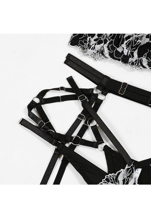 Intica - Komplet bielizny z wycięciami na romantyczne wieczory Violetta. Kolor: czarny. Materiał: materiał