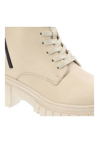 Beżowe Glany Artiker Skórzane Buty Damskie. Kolor: beżowy. Materiał: skóra. Szerokość cholewki: normalna. Obcas: na obcasie. Styl: elegancki. Wysokość obcasa: niski #6