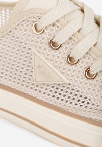 Renee - Beżowe Szydełkowe Trampki o Klasycznym Fasonie Vovessa. Okazja: na co dzień. Kolor: beżowy. Materiał: jeans. Szerokość cholewki: normalna. Styl: klasyczny #3