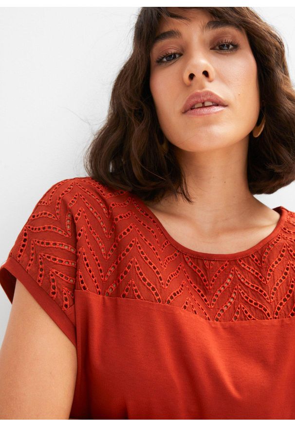 bonprix - T-shirt z ażurowym haftem z miękkiej wiskozy. Kolor: czerwony. Materiał: wiskoza. Wzór: ażurowy, haft