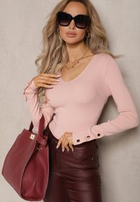 Renee - Jasnoróżowy Sweter z Wiskozą Ozdobiony Guzikami z Trójkątnym Dekoltem Attecca. Kolor: różowy. Materiał: wiskoza. Wzór: aplikacja. Sezon: zima #4
