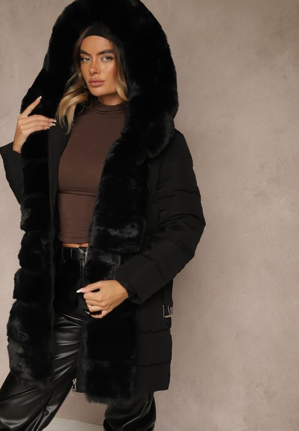 Renee - Czarna Kurtka z Pikowanymi Przeszyciami Paskiem Kapturem i Futerkiem Oleila. Okazja: na spacer. Kolor: czarny. Materiał: futro. Sezon: zima. Styl: elegancki