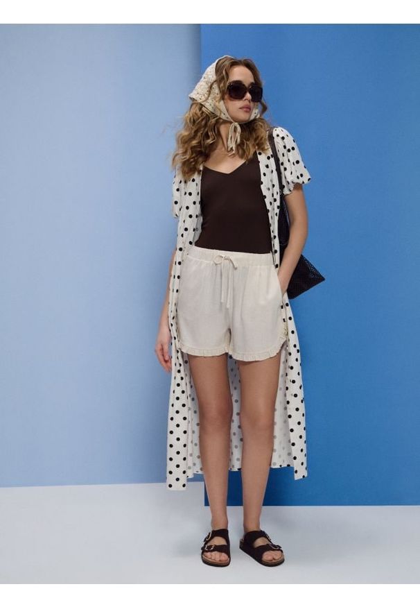 Sinsay - Szorty z domieszką lnu - kremowy. Kolor: kremowy. Materiał: len