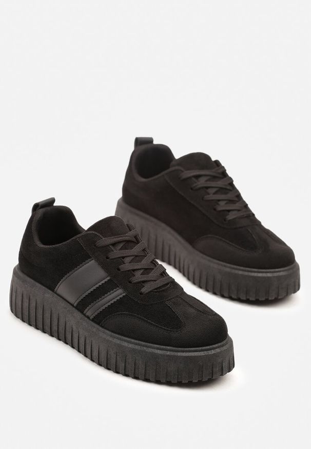 Renee - Czarne Sneakersy na Tłoczonej Platformie z Paskami Rilasena. Okazja: na co dzień. Zapięcie: pasek. Kolor: czarny. Wzór: paski. Obcas: na platformie