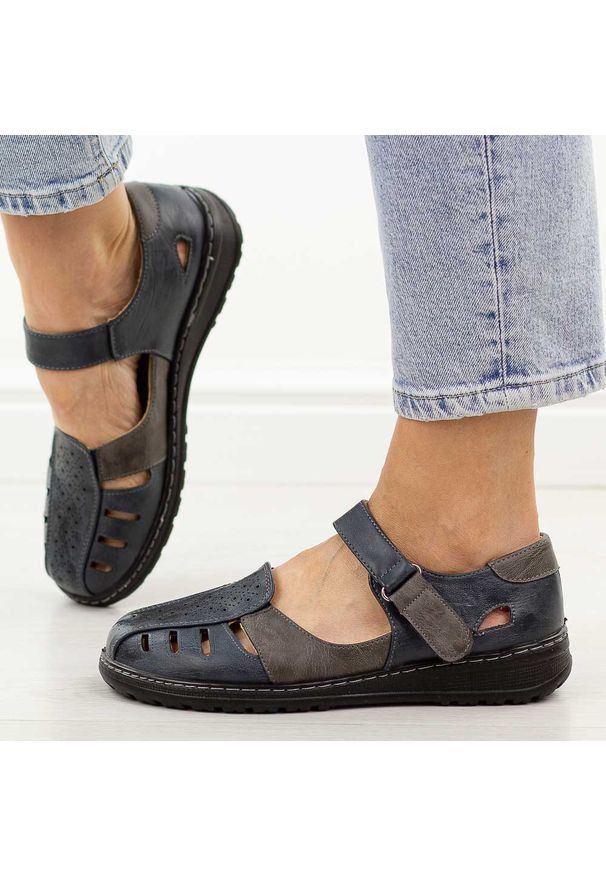 Jezzi - Granatowe zakryte sandały damskie Unisoft 9955. Okazja: na co dzień. Nosek buta: okrągły. Zapięcie: rzepy. Kolor: niebieski. Materiał: skóra. Sezon: wiosna, lato. Obcas: na płaskiej podeszwie. Styl: casual, klasyczny