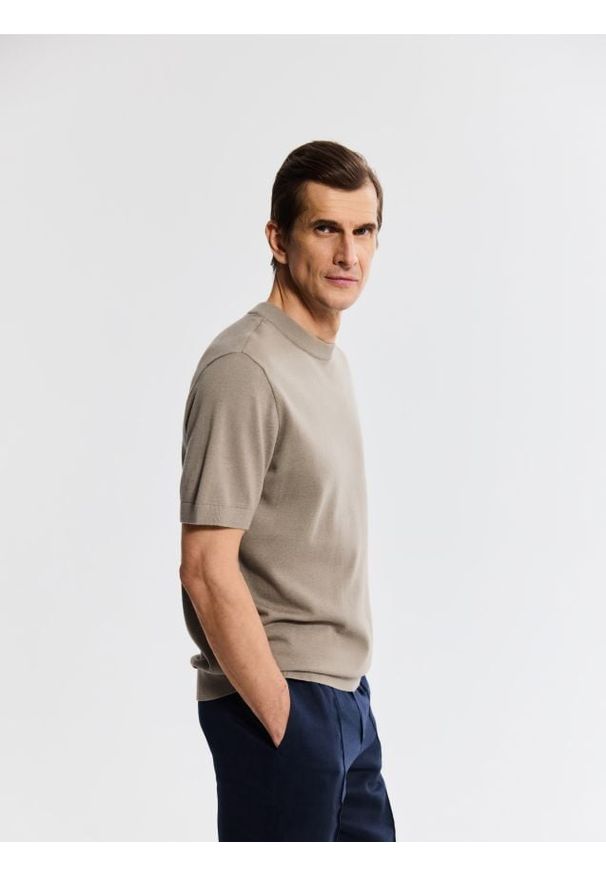 Reserved - Sweter z krótkim rękawem - beżowy. Kolor: beżowy. Materiał: dzianina, bawełna. Długość rękawa: krótki rękaw. Długość: krótkie