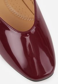 Born2be - Bordowe Balerinki Vices z Paskiem z Klamerką Zdobione Przeszyciem Desilita. Okazja: na co dzień. Nosek buta: okrągły. Zapięcie: pasek. Kolor: czerwony. Wzór: aplikacja. Materiał: jeans. Obcas: na obcasie. Styl: casual, elegancki. Wysokość obcasa: niski #8