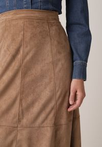 Born2be - Beżowa Rozkloszowana Spódnica z Imitacji Zamszu Basara. Okazja: na co dzień, na spotkanie biznesowe, do pracy. Kolor: beżowy. Materiał: zamsz. Styl: casual, biznesowy, elegancki, klasyczny #2