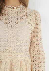 Born2be - Jasnobeżowa Koronkowa Sukienka Mini z Falbanką Kamari. Kolor: beżowy. Materiał: koronka. Wzór: gładki. Sezon: wiosna, lato. Długość: mini #2