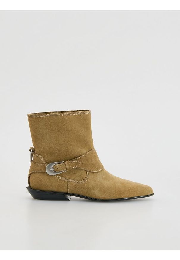 Reserved - Zamszowe botki z klamrą - beżowy. Zapięcie: klamry. Kolor: beżowy. Materiał: zamsz