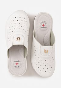 Born2be - Białe Klapki na Koturnie z Perforacją Tłoczeniem i Metaliczną Aplikacją Eupheda. Okazja: na co dzień, na spacer. Kolor: biały. Materiał: dresówka. Wzór: aplikacja. Obcas: na koturnie. Styl: casual #9