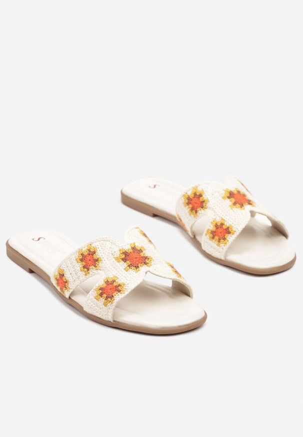 Born2be - Beżowo-Pomarańczowe Szydełkowe Klapki w Kwiaty na Płaskiej Podeszwie Carela. Okazja: na co dzień. Kolor: beżowy. Wzór: kwiaty. Obcas: na płaskiej podeszwie. Styl: wakacyjny, casual