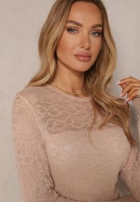 Renee - Jasnobeżowy Kombinezon z Koronki z Wiskozą z Wszytym Paskiem z Aplikacją Ninadira. Kolor: beżowy. Materiał: koronka, wiskoza. Długość rękawa: długi rękaw. Długość: długie. Wzór: aplikacja, koronka. Styl: klasyczny