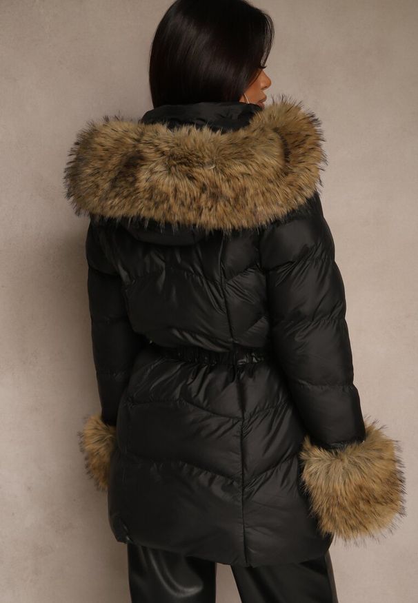 Renee - Czarna Kurtka z Pikowanymi Przeszyciami Kapturem i Futrzanymi Wstawkami Olerrea. Okazja: na co dzień, na spacer. Kolor: czarny. Materiał: futro. Sezon: zima. Styl: casual