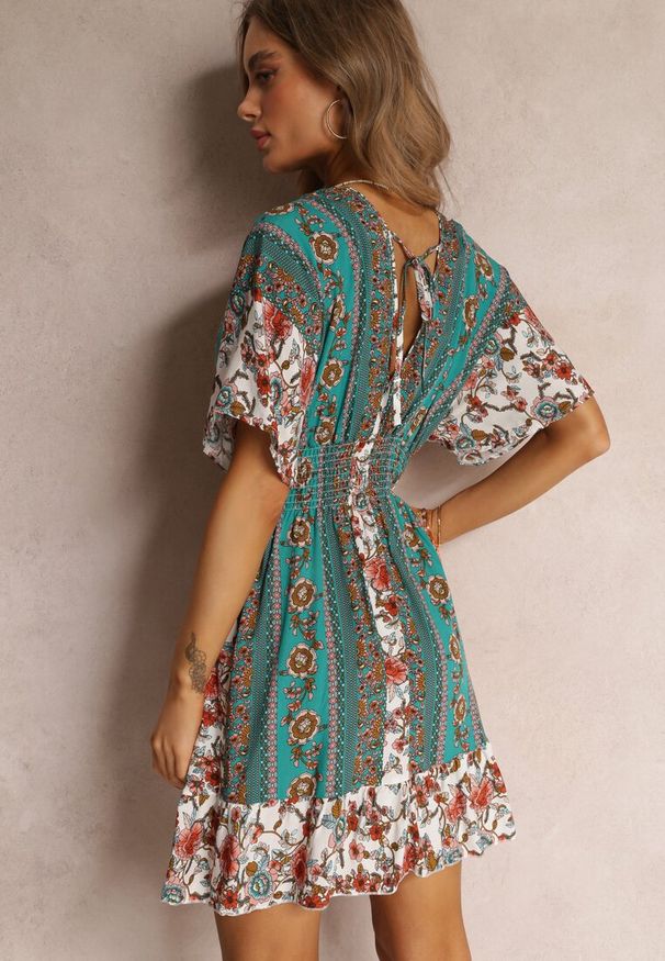 Renee - Biało-Zielona Wiskozowa Sukienka Mini z Gumką w Pasie i Wycięciem na Plecach Dylina. Kolor: zielony. Materiał: wiskoza. Długość: mini