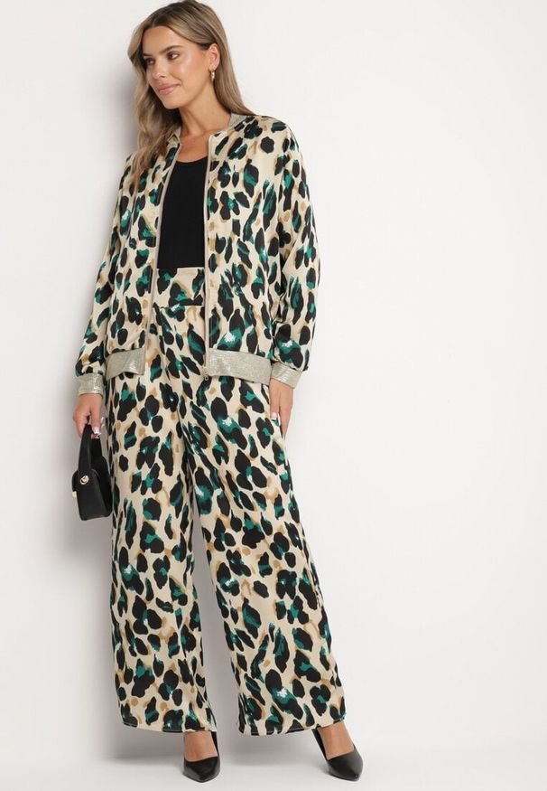 Born2be - Beżowo-Zielona Kurtka Bomberka w Panterkę ze Ściągaczami Irira. Okazja: na co dzień, na spacer. Kolor: beżowy. Materiał: jeans. Długość rękawa: długi rękaw. Długość: długie. Wzór: motyw zwierzęcy. Styl: casual, elegancki