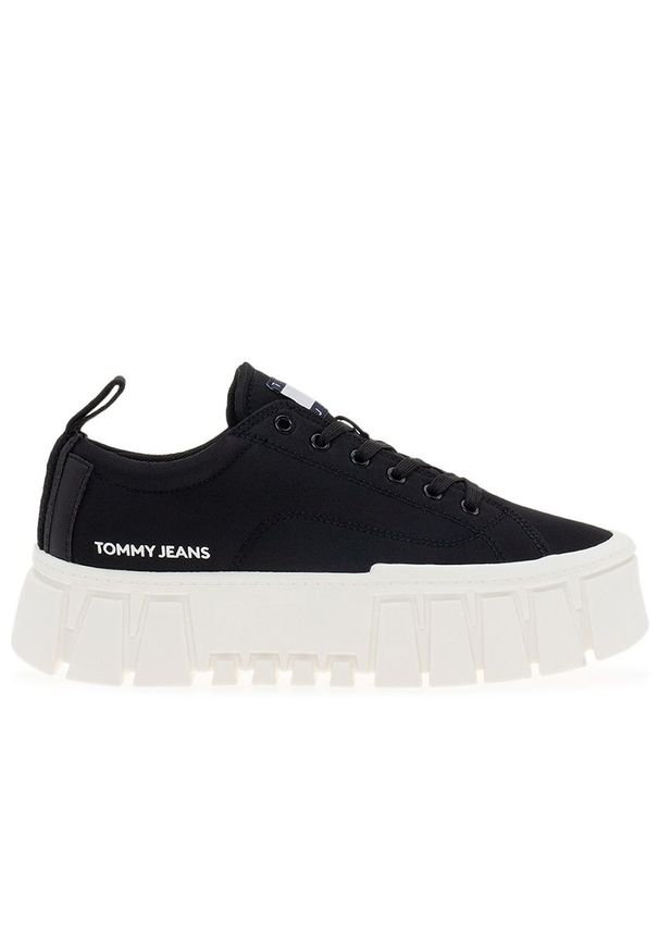 Buty Tommy Jeans Recycled Cleat Chunky EN0EN02240-BDS - czarne. Okazja: na co dzień, na spacer. Zapięcie: sznurówki. Kolor: czarny. Szerokość cholewki: normalna. Wzór: aplikacja. Materiał: nylon, guma, poliester, materiał. Sezon: wiosna, jesień. Obcas: na platformie. Sport: turystyka piesza