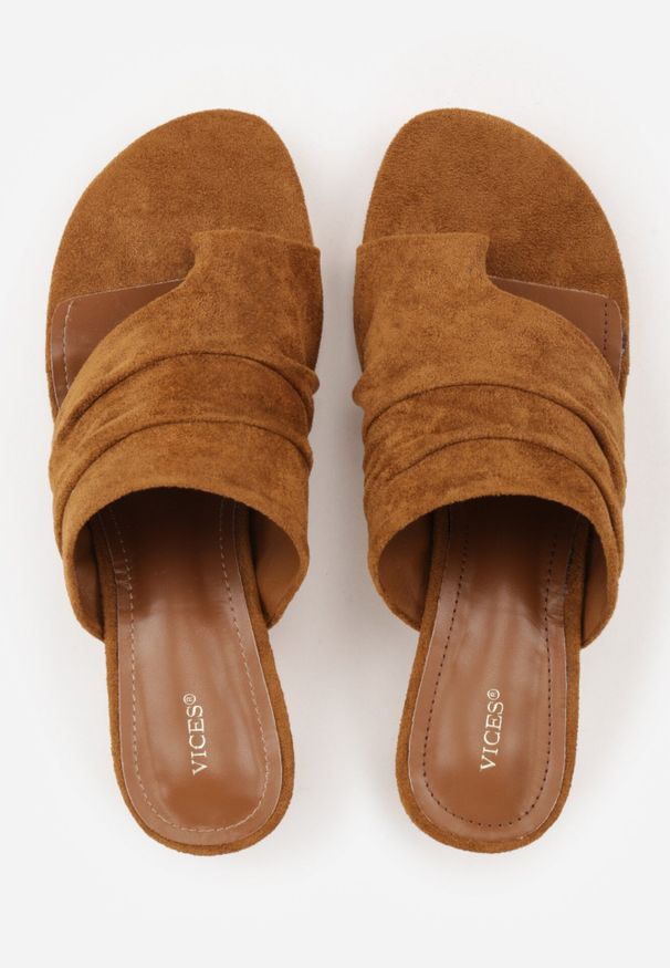 Born2be - Brązowe Klapki Japonki VICES na Kaczuszce z Paskiem na Palec i Marszczeniem Orylle. Okazja: na co dzień, na spacer. Kolor: brązowy. Materiał: satyna. Sezon: lato. Obcas: na szpilce. Styl: elegancki, klasyczny, casual