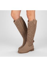 Kozaki damskie S.Barski, cholewka z materiału zamykane na suwak fason w stylu boho płaski obcas, brązowe, HY61-8023. Okazja: na co dzień. Kolor: brązowy. Szerokość cholewki: normalna. Wzór: ażurowy. Materiał: materiał. Sezon: zima, jesień. Obcas: na obcasie. Styl: boho. Wysokość obcasa: niski #1