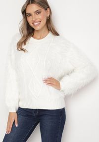 Born2be - Biały Sweter z Wełną o Wzorzystym Splocie z Ozdobną Fakturą Mirilena. Okazja: na co dzień. Kolor: biały. Materiał: wełna. Wzór: ze splotem. Styl: casual, elegancki