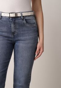 Born2be - Jasnoniebieskie Klasyczne Jeansy Mom Fit z Bawełną Rastorea. Okazja: na co dzień. Kolor: niebieski. Styl: klasyczny #2