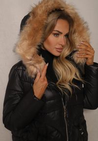 Renee - Czarna Trapezowa Kurtka z Pikowanymi Przeszyciami i Kapturem z Odpinanym Futrem Deoiala. Okazja: na co dzień. Kolor: czarny. Materiał: futro. Długość rękawa: długi rękaw. Długość: długie. Styl: elegancki, casual, wizytowy #3