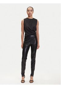 Guess Spodnie z imitacji skóry W4BB18 WGIK0 Brązowy Slim Fit. Kolor: brązowy. Materiał: skóra #3