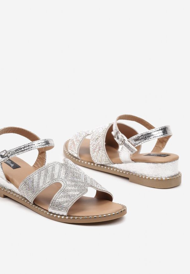 Renee - Srebrne Sandały na Niskim Koturnie z Paskiem z Cyrkoniami Kyland. Okazja: na co dzień. Zapięcie: pasek. Kolor: srebrny. Obcas: na koturnie. Styl: casual, boho