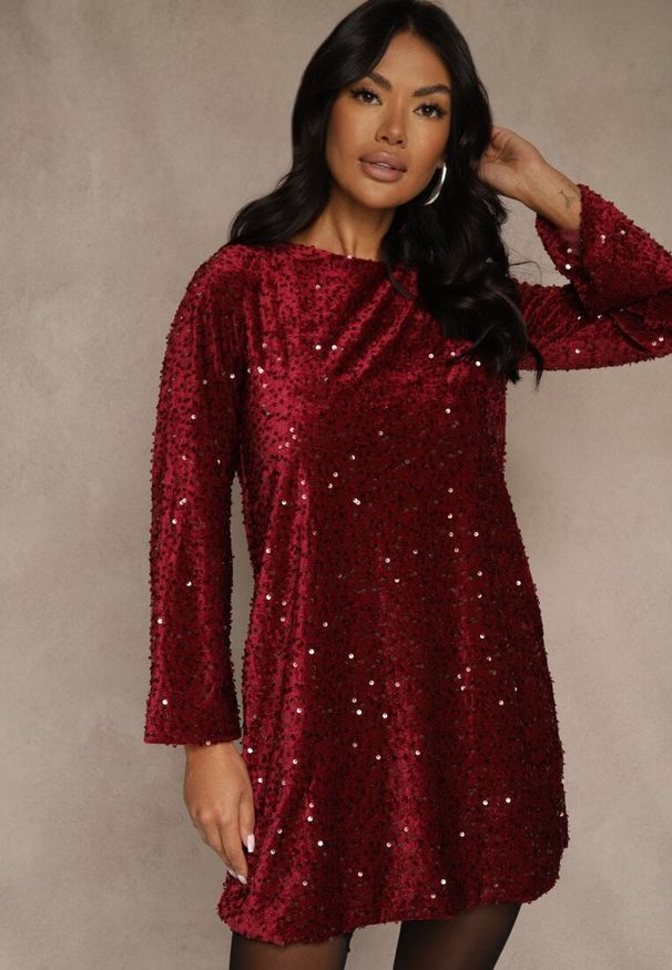 Renee - Czerwona Sukienka z Odkrytymi Plecami z Kokardą Zdobiona Cekinami Carilyera. Okazja: na imprezę. Typ kołnierza: kokarda. Kolor: czerwony. Materiał: wiskoza, elastan. Wzór: aplikacja. Styl: wizytowy, klasyczny