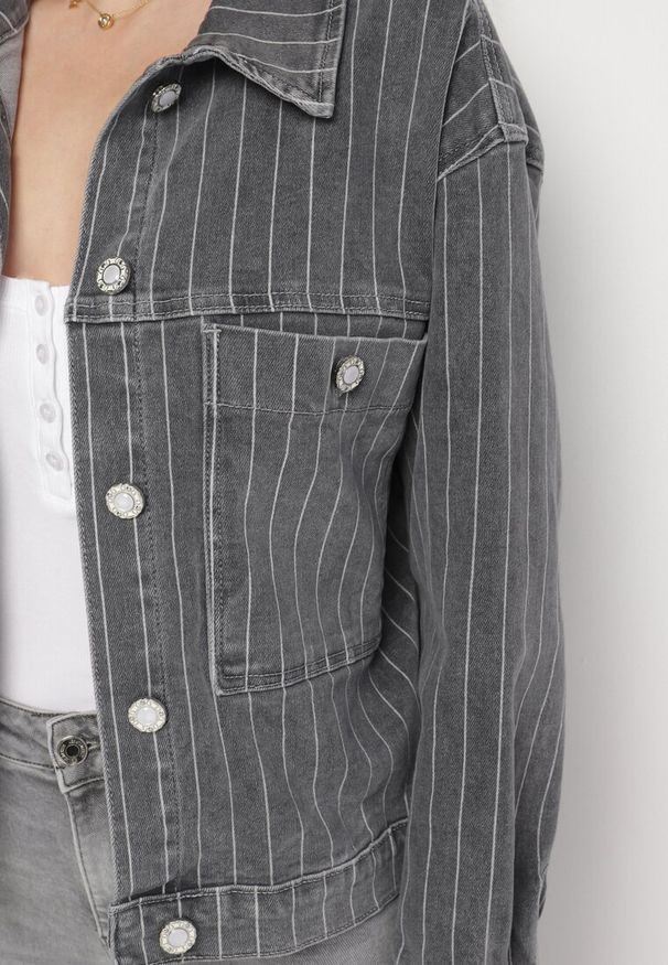 Born2be - Szara Kurtka Jeansowa w Paski z Kieszeniami Ravilune. Okazja: na spacer, na co dzień. Kolor: szary. Materiał: jeans. Długość rękawa: długi rękaw. Długość: długie. Wzór: paski. Styl: elegancki, casual, klasyczny