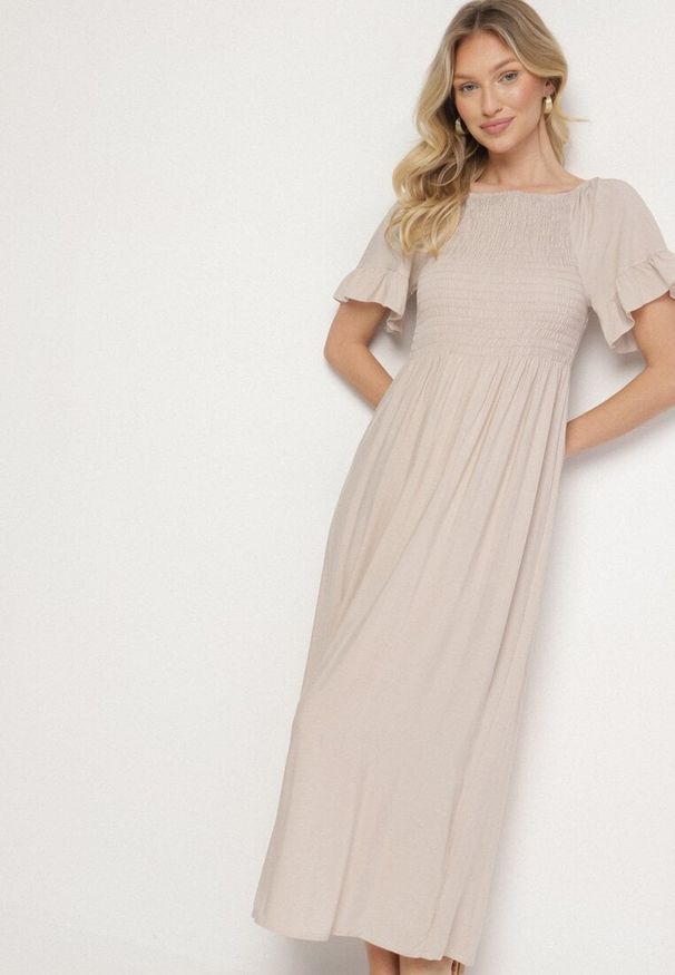 Born2be - Jasnobeżowa Bawełniana Sukienka o Kroju Hiszpanki z Elastyczną Górą Niloviria. Okazja: na co dzień. Typ kołnierza: dekolt hiszpanka. Kolor: beżowy. Materiał: bawełna. Długość rękawa: krótki rękaw. Styl: klasyczny, casual