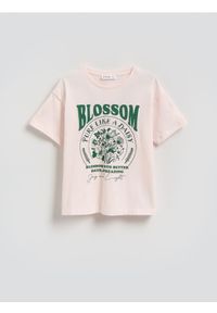 Reserved - Luźny t-shirt z nadrukiem - beżowy. Kolor: beżowy. Materiał: bawełna. Wzór: nadruk #1