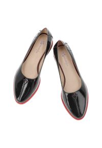 Baleriny damskie Maciejka, cholewka skóra naturalna lakierowana kontrastowa podeszwa wsuwany fason zaokrąglony nosek niski obcas, czarne, K7463-01/00. Okazja: na co dzień. Kolor: czarny. Materiał: lakier, skóra. Szerokość cholewki: normalna. Obcas: na obcasie. Styl: elegancki, klasyczny, casual. Wysokość obcasa: niski #6