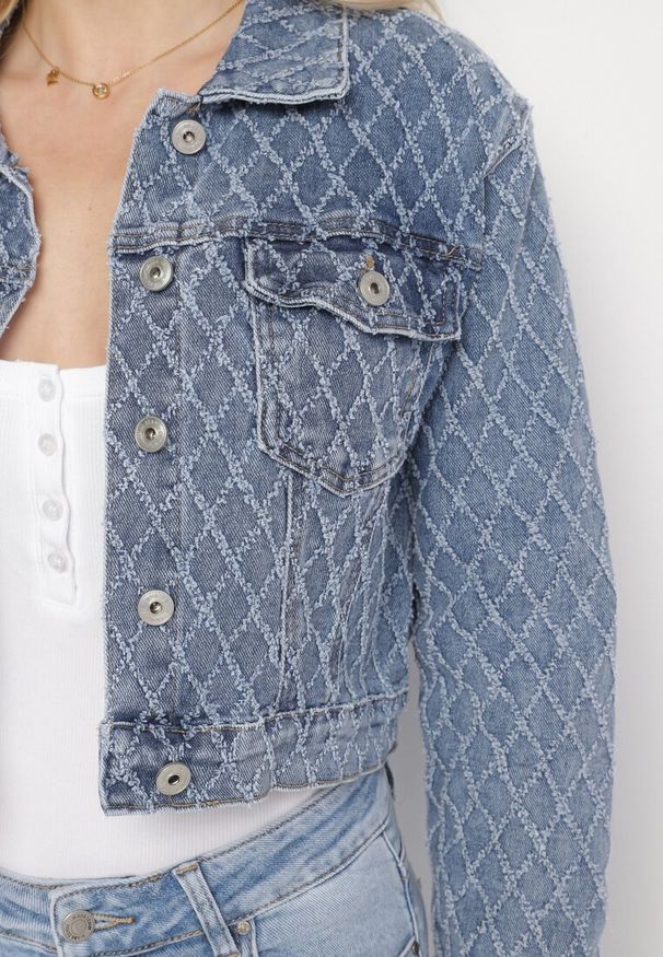 Born2be - Niebieska Bawełniana Kurtka Jeansowa z Geometrycznym Wzorem Arivale. Okazja: na co dzień. Kolor: niebieski. Materiał: bawełna, jeans. Wzór: geometria. Styl: klasyczny, elegancki, casual