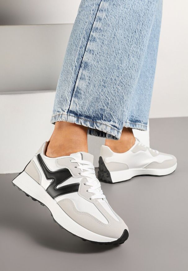 Born2be - Szare Sneakersy na Płaskiej Podeszwie z Geometryczną Wstawką Helidi. Okazja: na co dzień. Nosek buta: okrągły. Zapięcie: sznurówki. Kolor: szary. Materiał: jeans. Wzór: geometria. Sezon: lato, wiosna. Obcas: na płaskiej podeszwie
