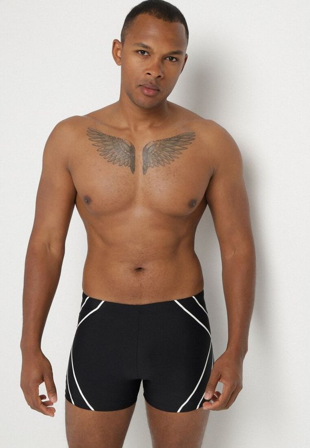Born2be - Czarno-Białe Kąpielówki Bokserki ze Ściągaczem Zdobione Geometrycznym Wzorem Folenis. Kolor: czarny. Materiał: len. Wzór: aplikacja, geometria