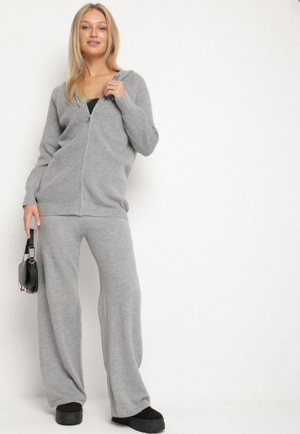 Born2be - Ciemnoszary Komplet Dzianinowy z Wełną Bluza z Kapturem i Szerokie Spodnie Otisela. Kolor: szary. Materiał: dzianina, wełna. Sport: turystyka piesza