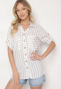 Born2be - Jasnobeżowa Bawełniana Koszula Oversize w Paski Filalira. Okazja: na co dzień. Typ kołnierza: dekolt w serek, kołnierzyk klasyczny. Kolor: beżowy. Materiał: bawełna. Długość rękawa: długi rękaw. Długość: długie. Wzór: paski. Styl: klasyczny, elegancki, casual