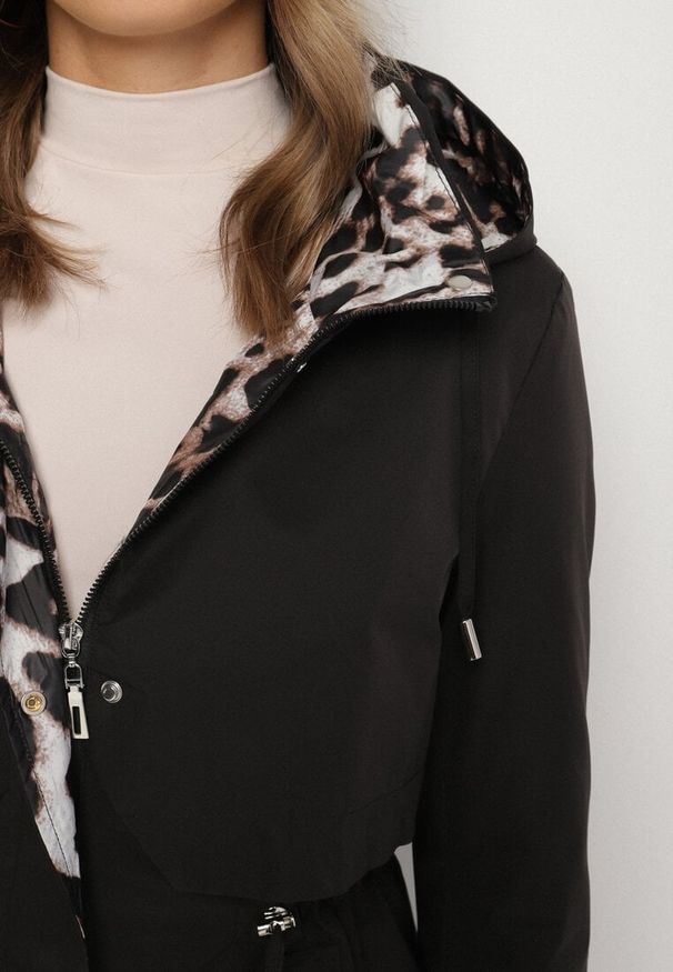 Born2be - Czarna Kurtka w Stylu Parki z Odpinanym Kapturem i Ozdobną Podszewką Ismerife. Okazja: na spacer, na co dzień. Kolor: czarny. Styl: casual