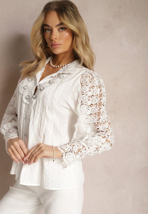 Renee - Biała Elegancka Koszula ze Stójką Ozdobiona Koronką i Perełkami Tebenia. Typ kołnierza: kołnierzyk stójkowy. Kolor: biały. Materiał: koronka. Wzór: koronka, aplikacja. Styl: elegancki