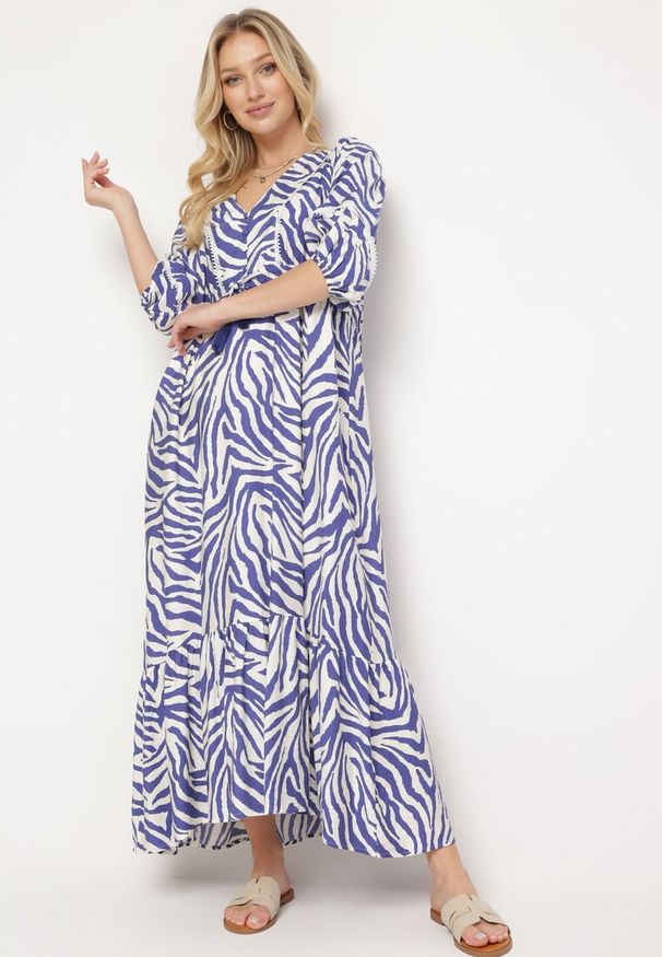 Born2be - Granatowa Sukienka z Bawełny i Wiskozy w Abstrakcyjne Paski ze Sznurkiem w Talii Navarae. Okazja: na co dzień. Kolor: niebieski. Materiał: wiskoza, bawełna. Wzór: paski. Typ sukienki: proste. Styl: wizytowy, casual