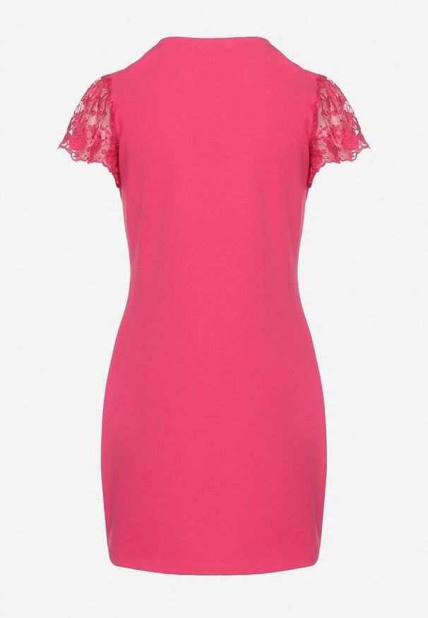 Born2be - Fuksjowa Dopasowana Sukienka z Koronkowym Rękawkiem Cidariana. Okazja: na imprezę. Kolor: różowy. Materiał: koronka. Długość rękawa: krótki rękaw. Styl: klasyczny, elegancki