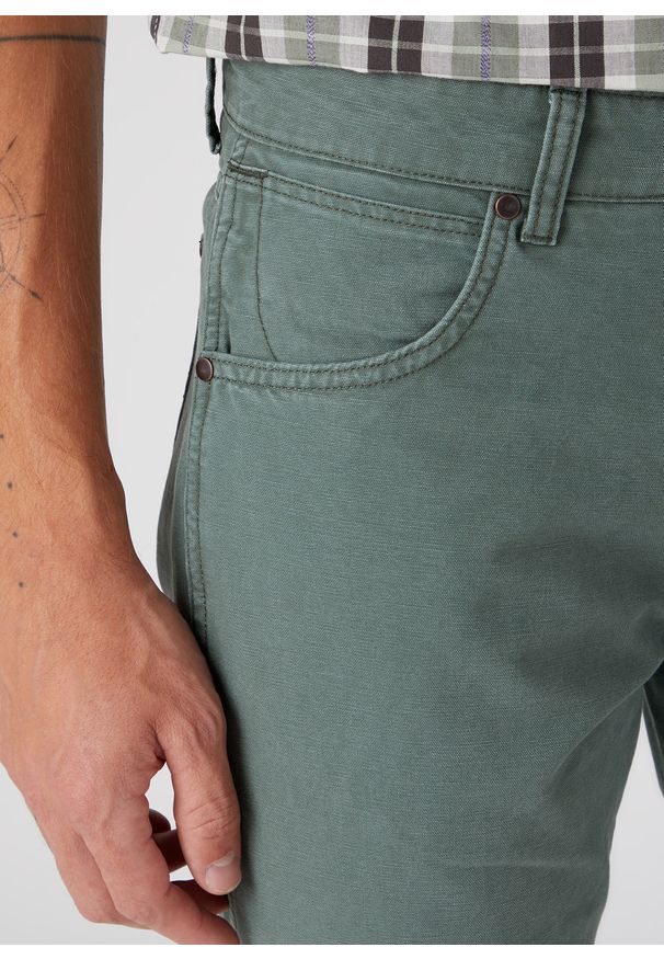 Wrangler - WRANGLER GREENSBORO MĘSKIE SPODNIE MATERIAŁOWE THYME W15QDRG37 112334234. Materiał: materiał