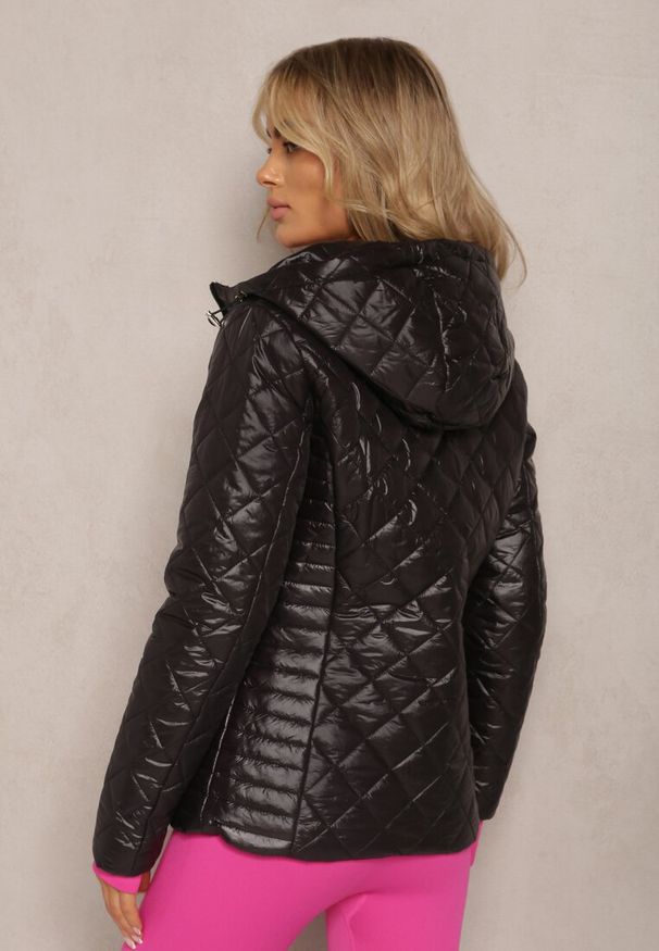 Renee - Czarna Kurtka Pikowana Baseros. Okazja: na co dzień. Kolor: czarny. Materiał: poliester. Długość: krótkie. Wzór: geometria. Styl: elegancki, casual
